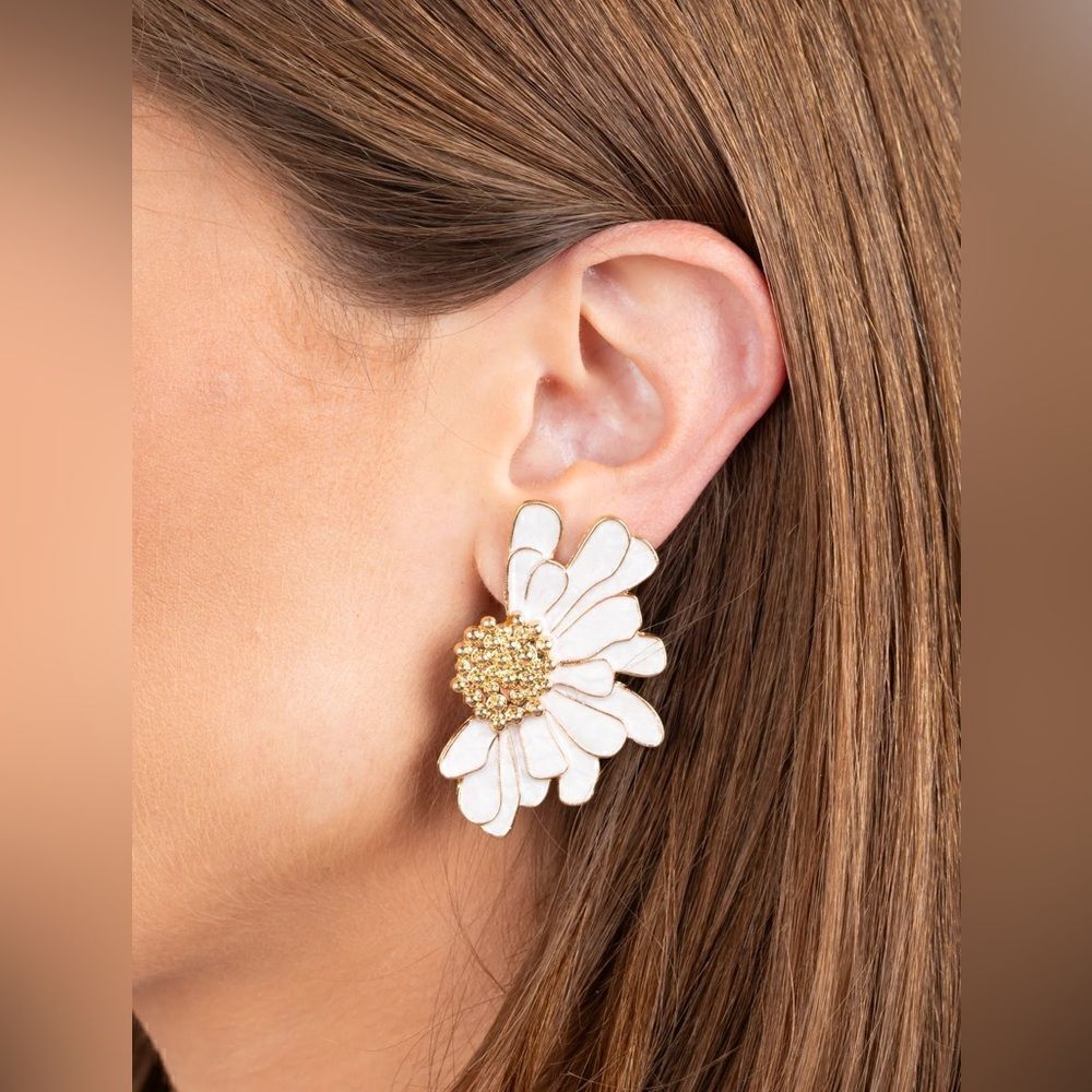 White flower earrings N149